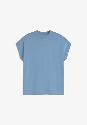 Modré tričko s krátkym rukávom, voľného strihu a okrúhlym výstrihom s mierne predĺženými ramenami na bielom pozadí.