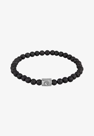 Svart lavastensarmband med en texturerad silveraccent i mitten. Slät yta med subtila variationer och naturliga hål.