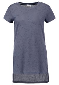 Mörkblå, ribbad klänning med korta ärmar, rund halsringning och en texturerad nederkant. Har en diskret prickig mönster och sidoflikar.