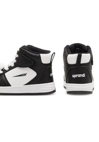 Sneakers înalte, negre și albe, cu un finisaj sintetic neted, șireturi albe, guler căptușit și branding "sprandi" pe spate.