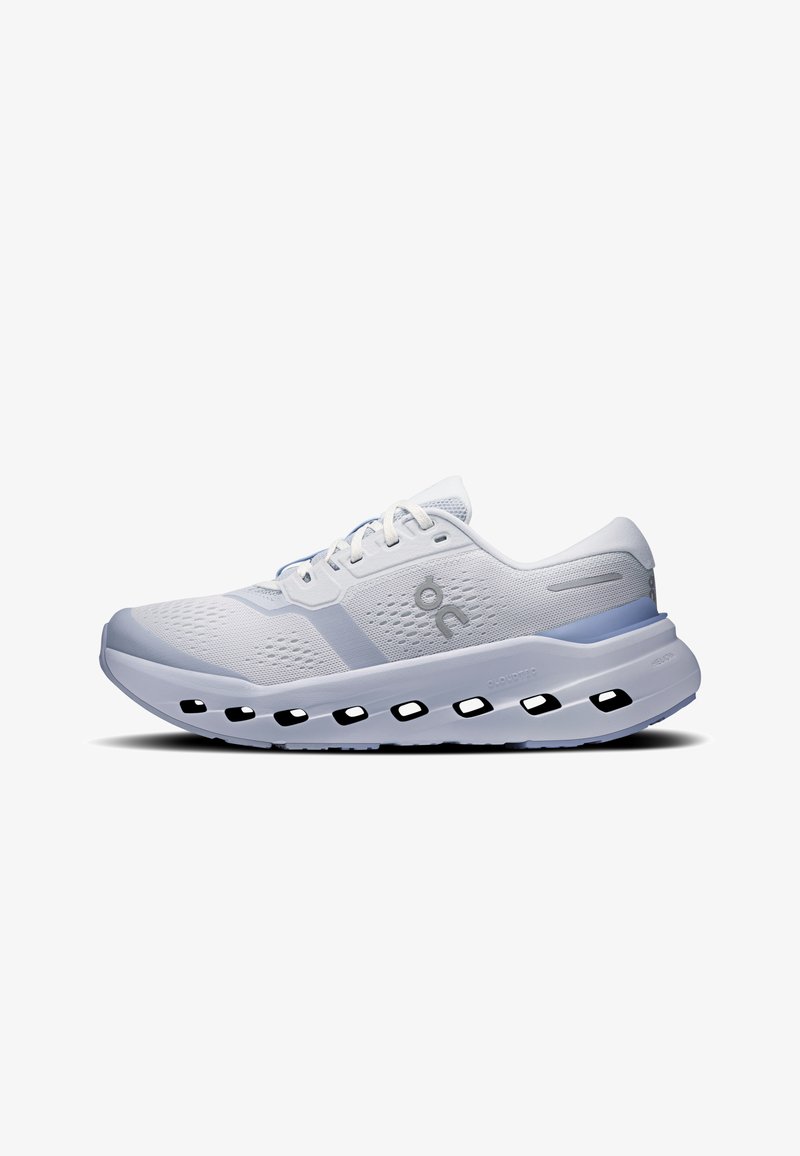 Chaussure de course athlétique blanche avec tige en mesh, fermeture à lacets et semelle ventilée présentant des découpes carrées pour l'amorti et la circulation de l'air.