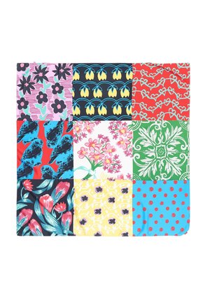 Neuf carrés de tissu colorés disposés en grille, chacun avec un motif floral, d’oiseau, de cœur ou géométrique distinct.