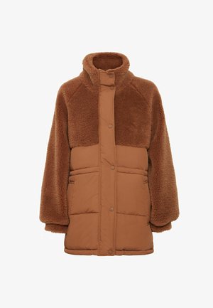 Rjav puhovka z zgornjim delom iz flisa, visokim ovratnikom in zapiranjem na gumb; vključuje tudi dve sprednji žepi in teksturno zasnovo tkanine.