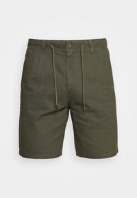 Bermuda verde oliva realizzate in un tessuto leggero, dotate di vita con cordoncino, tasche frontali e un design dalle linee morbide.