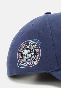 Marineblaue Kappe mit gesticktem "Subway Series"-Logo und Details zu den Baseballteams. Strukturierte Form mit flachem Schirm. Aus Baumwolle.