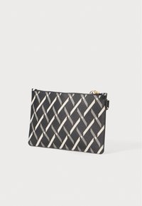 Musta clutch, jossa on geometrinen kudoskuvio luonnonvalkoisena ja harmaana. Varustettu vetoketjulla ja kultaisella metalliosilla. Silkkinen pinta.