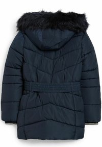 Abrigo acolchado navy con capucha de piel sintética. Presenta una cintura ceñida con cinturón, un patrón de tejido en forma de chevrón y puños elásticos. Material suave e insulated.