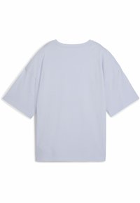 T-shirt oversize bluastro, con maniche corte, scollatura rotonda e texture in cotone liscia. Senza grafiche o dettagli aggiuntivi.