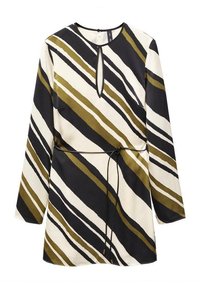 Langärmliges Minikleid mit diagonalen Streifen in Schwarz, Olivgrün und Weiß, Schlüssel-Ausschnitt und dünnem schwarzen Gürtel in der Taille.