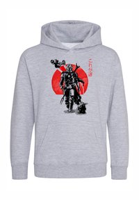 Grå huvtröja med en tryckt bild framtill som visar en figur i rustning, en röd cirkel i bakgrunden och japansk text. Har en kenguruficka.