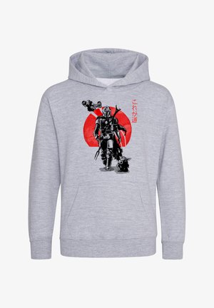 Sweat à capuche gris avec un motif graphique sur le devant représentant une figure en armure, un cercle rouge en arrière-plan et du texte japonais. Comprend une poche kangourou.