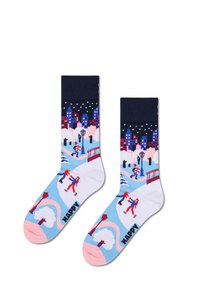 Calcetines de algodón con parte superior en azul marino, que presentan una escena invernal de ciudad en rosa, azul y rojo. Incluyen patrones de árboles, edificios y figuras patinando.