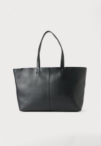 Sort læder tote taske med en tekstureret overflade, har to lange håndtag og et enkelt, uornamenteret design med en central søm.