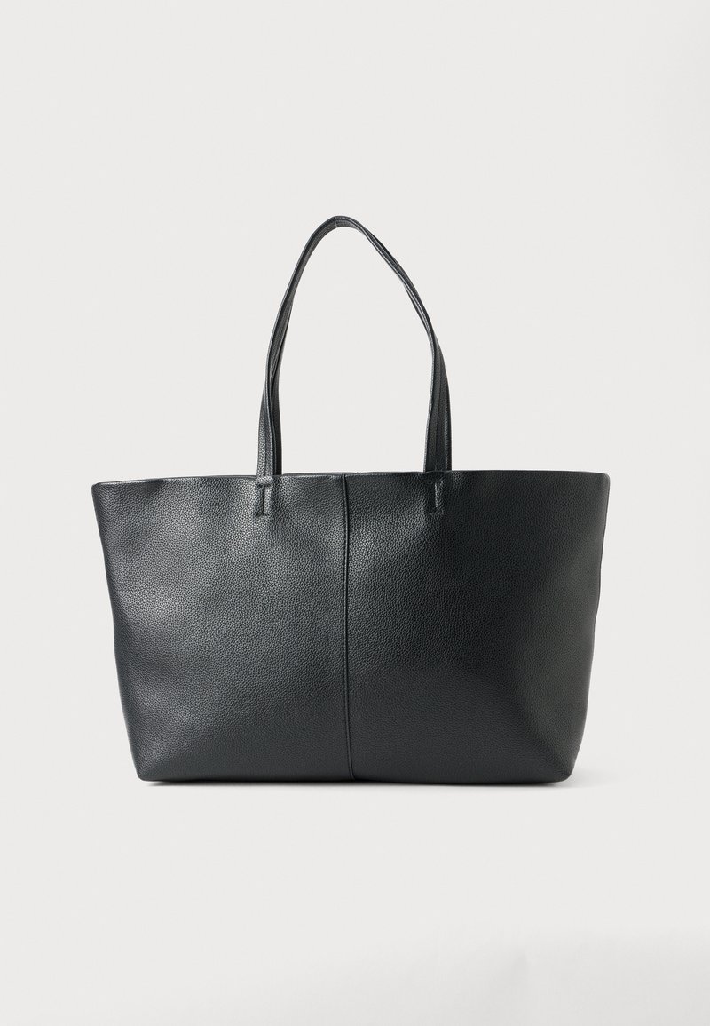 Sort læder tote taske med en tekstureret overflade, har to lange håndtag og et enkelt, uornamenteret design med en central søm.