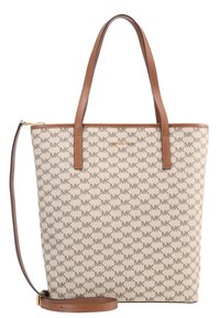 Tote-väska med beige tyg som har upprepade bruna "MK"-logotyper, bruna läderhandtag och en avtagbar axelrem.