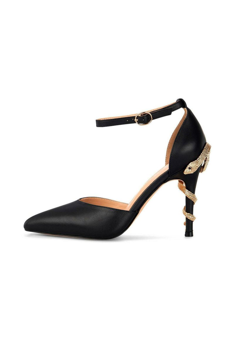 Zapato de tacón alto de piel negra con punta afilada y correa en el tobillo. Un detalle de serpiente dorada se envuelve alrededor del tacón para un diseño adicional.