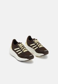 ADIZERO ARUKU UNISEX - Sneakers laag - dark brown/off white/almost yellow