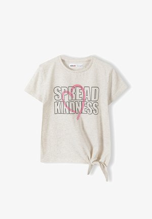 Tricou din bumbac gri deschis, cu textul "SPREAD KINDNESS" în negru și roz îndrăzneț, având un detaliu cu nod pe margine.