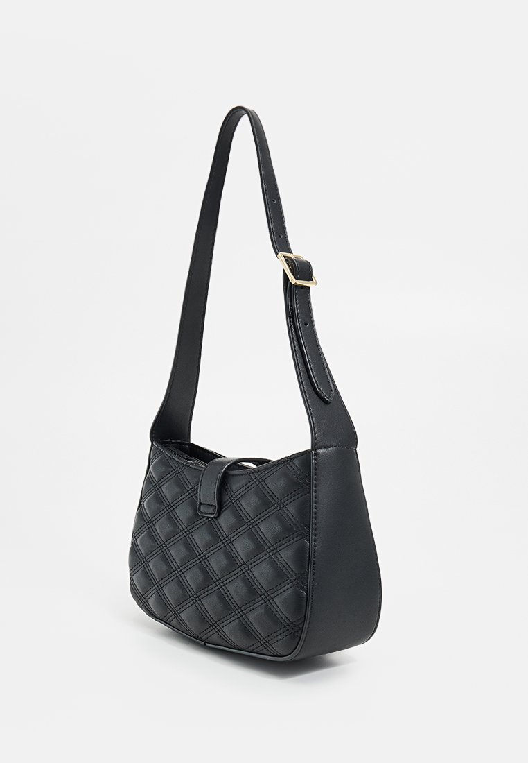 Borsa a spalla in pelle nera trapuntata con forma curva, tracolla regolabile e chiusura a linguetta piccola. Caratterizzata da dettagli in hardware color oro.