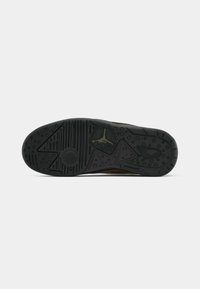 Air Jordani spordijalatsite must kummialus. Märkimisväärsed omadused hõlmavad tekstuuriga haardemustreid ja keskel asuvat ümmargust logo.