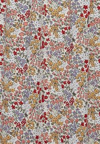 Motif floral dense avec de petites fleurs rouges, jaunes, roses et violettes, des feuilles vertes et des baies rouges éparses sur un fond blanc.