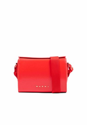 Bolso de hombro rectangular de cuero rojo con correa ancha y logo dorado de Marni en el frente.