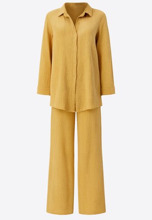 Ensemble deux pièces jaune comprenant une chemise à manches longues avec boutons et un pantalon large, confectionnés dans un tissu texturé avec un motif froissé subtil.