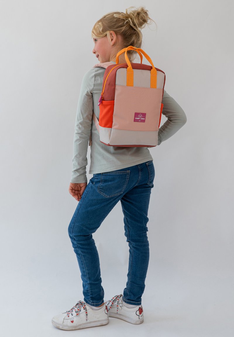Rózsaszín, narancssárga és szürke hátizsák, dupla felső fogantyúkkal és állítható vállpántokkal. Elülső cipzáras zsebbel és logó részlettel rendelkezik.