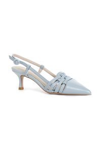 Světlomodré slingback podpatky s špičatou špičkou, vybavené křížovými popruhy, malým podpatkem a kulatou ozdobou na popruhu.