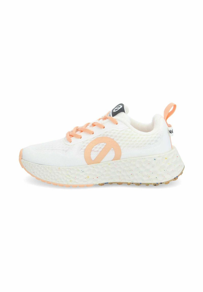 Weißer Sportschuh mit strukturiertem Obermaterial, Pfirsichakzenten und gesprenkelter Sohle. Verfügt über ein rundes Logo und eine Zuglasche an der Ferse. Leichtes Design.