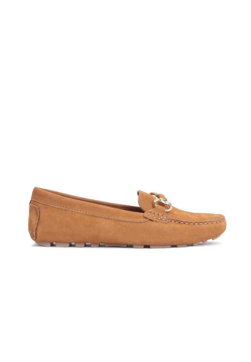 Mocassini in suede color nocciola con un accento di hardware in tonalità oro a contrasto. Presentano un design cucito e una suola in gomma con battistrada visibile.