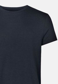 Kurzärmliges T-Shirt mit Rundhalsausschnitt aus dunkelblauem Baumwollstoff; glatte Textur ohne sichtbare Muster oder Verzierungen.