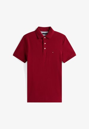 Polo bordeaux in cotone, con colletto, tre bottoni, maniche corte e piccolo logo sul petto a sinistra.