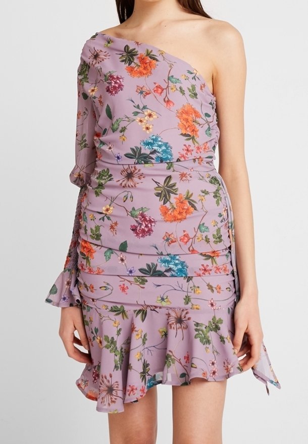 Levandulové šaty na jedno rameno s barevným květinovým potiskem, řaseným pasem, rozšířeným lemem a dlouhým rukávem s volánkovým manžetou na jednom rukávu.