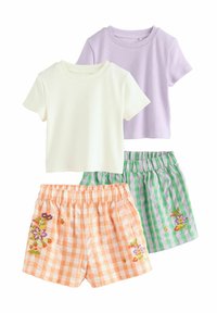 Tre-delt sæt: To ribbede kortærmede toppe i creme og lavendel, samt to ternede shorts i fersken og grøn med blomsterbroderede detaljer.