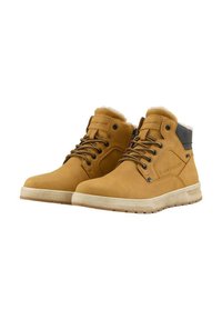 Bottes de cheville en cuir marron avec finition texturée, col rembourré et semelles en caoutchouc blanc. Présente un logo sur le côté et des œillets en métal pour les lacets.