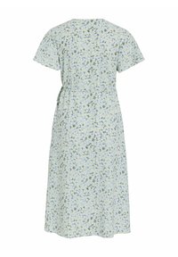Robe midi bleu clair à manches courtes avec un petit motif floral blanc et jaune, dotée d'une ceinture nouée à la taille.