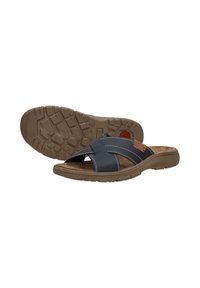 Marineblauwe slide sandalen hebben kruisbanden met stikseldetails en een gevoerde binnenzool, geplaatst op een gestructureerde bruine rubberen zool.