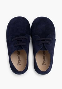 Scarpe in suede blu navy con punta rotonda, lacci e una morbida fodera interna con il nome del marchio "Pisamonas" ben visibile.