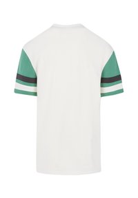 T-shirt met korte mouwen, bestaande uit een witte body en groene mouwen met zwart-witte horizontale strepen. Zachter katoen materiaal, casual pasvorm.