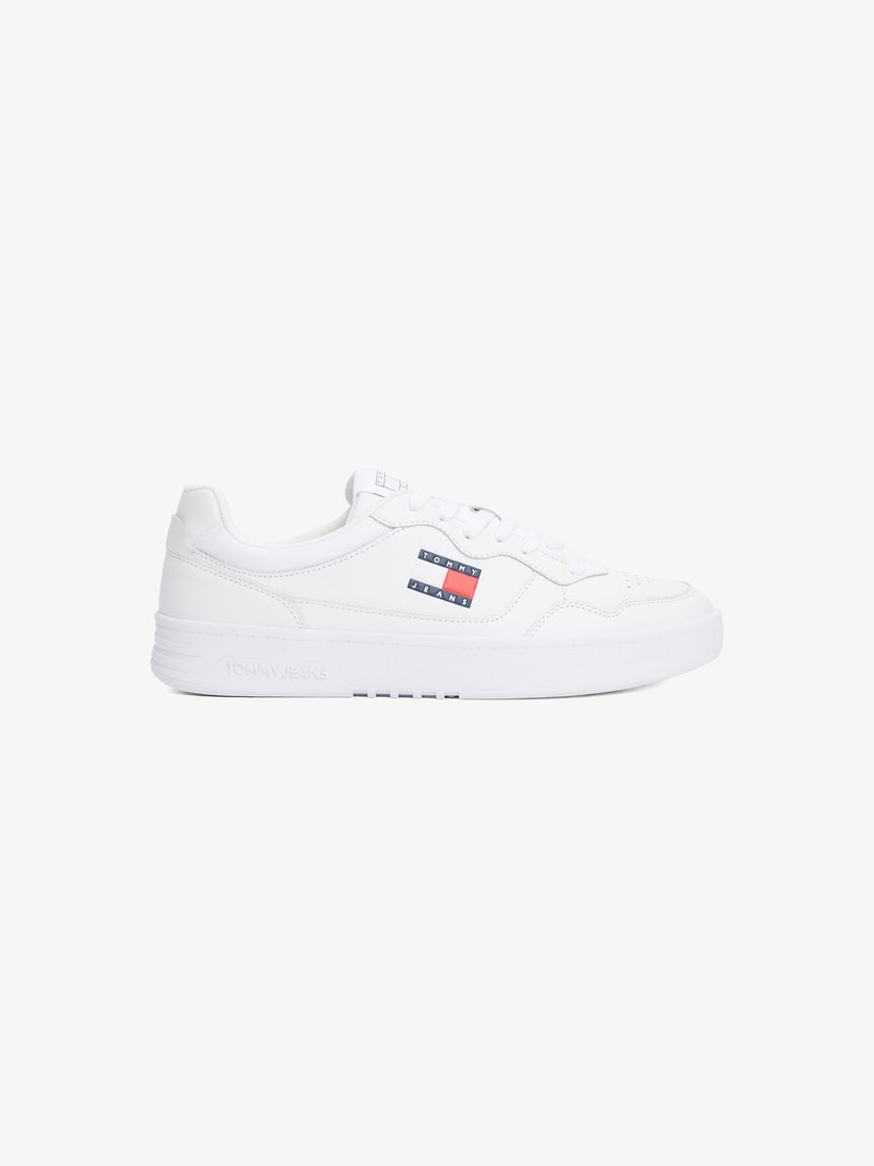 Valged sneakerid suju letherist ülemise osaga, lukkkomplekt, pehmendatud kaelus ja kummist tald. Küljel on punane ja sinine "TOMMY JEANS" logo.
