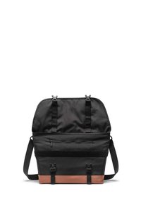 Borsa nera in tela con base in finta pelle marrone, spallacci regolabili, tasca frontale con zip e chiusure a fibbia. Texture liscia con dettagli minimi.