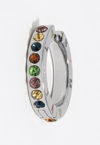 Anillo de plata con un diseño circular que presenta piedras preciosas multicolores y acentos numéricos. Acabado suave con una textura brillante.