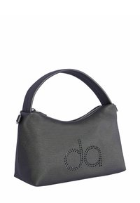 Bolso de mano texturizado gris con una cremallera curva y un asa corta. Presenta un logotipo punteado en el frente. El material parece duradero y estructurado.
