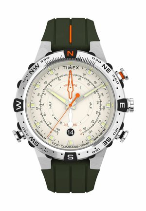 Timex-Armbanduhr mit weißem Zifferblatt, orangefarbenen und weißen Zeigern, Kompassmarkierungen auf der Lünette, schwarzem Gummiarmband und Funktionen für Gezeiten, Kompass und Temperatur.