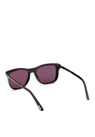 Occhiali da sole cat-eye neri con lenti colorate di viola. Presentano una montatura in plastica liscia e affusolata e bracci neri sottili con sottili accenti dorati.