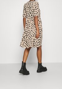 Monki Denní šaty - off-white