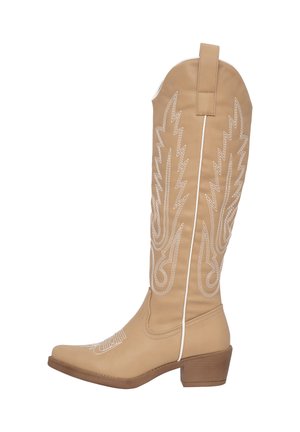 Beige imiteret læder knæhøje støvler med hvid stikning, spids tå, dekorativ western broderi og en lav blokhæl.