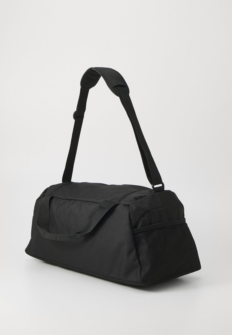 Sac de sport noir avec une bandoulière réglable, tissu texturé, poignées de transport doubles et poche latérale en mesh. Forme rectangulaire, design minimaliste.