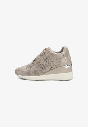 Zapatillas de ante beige con patrón floral perforado, collar acolchado, cierre de cordones y tacón en cuña con acento metálico.